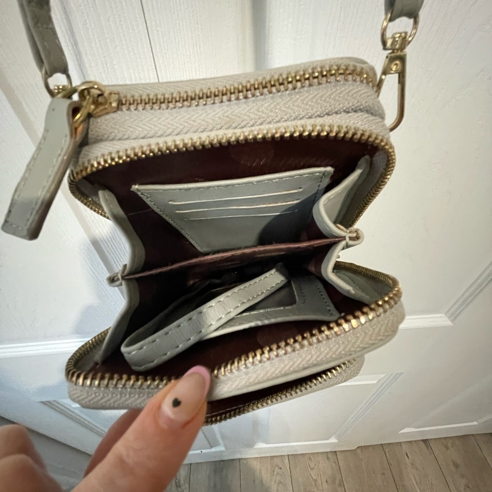 Elegant Cream Crossbody travel Bag - Picture 4 of 5